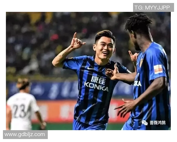 三大男神足球明星的传奇故事与场上风采揭秘