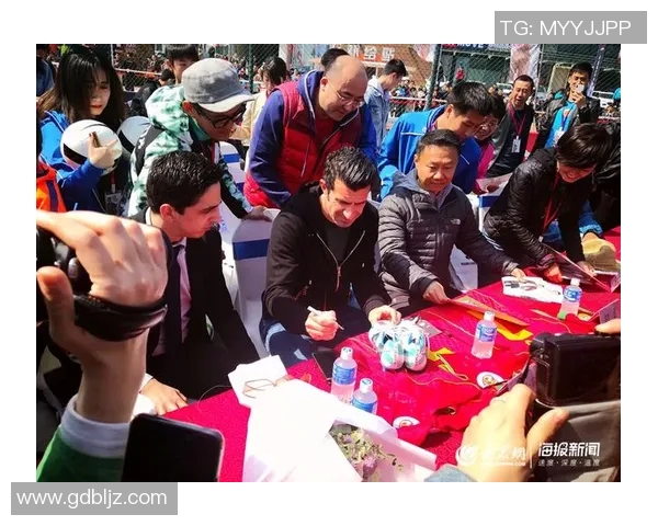 国内足球明星走进球迷家中共度温馨时光拉近距离增进互动情感