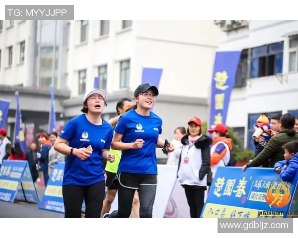 五彩斑斓的发色与足球明星的精彩瞬间交织成的独特魅力