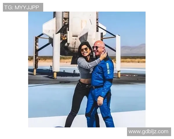 足球明星与高颜值女友的浪漫故事揭示了爱情与事业的完美平衡