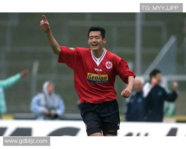 足球明星优雅瞬间叼雪茄高清图片展现独特魅力与风采