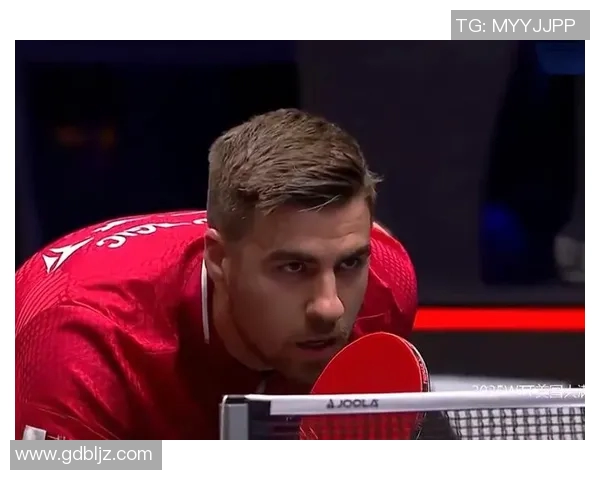 足球明星在赛场外被忽视的瞬间揭示了运动员背后的孤独与挑战