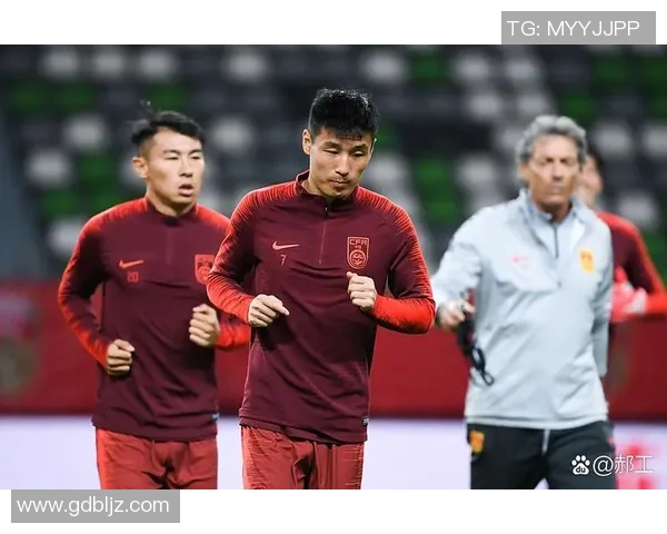 中国足球明星化身路人展现真实生活瞬间引发热议